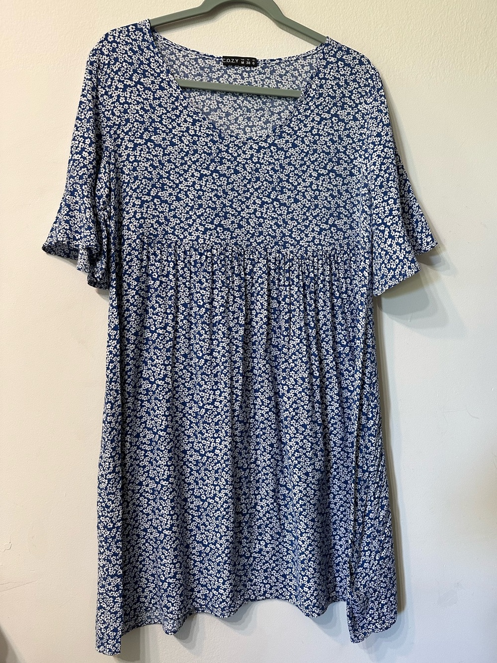 C.O.Z.Y Blue White Ditsy Floral Babydoll Dress Medium V-Neck Flutter Sleeve Mini